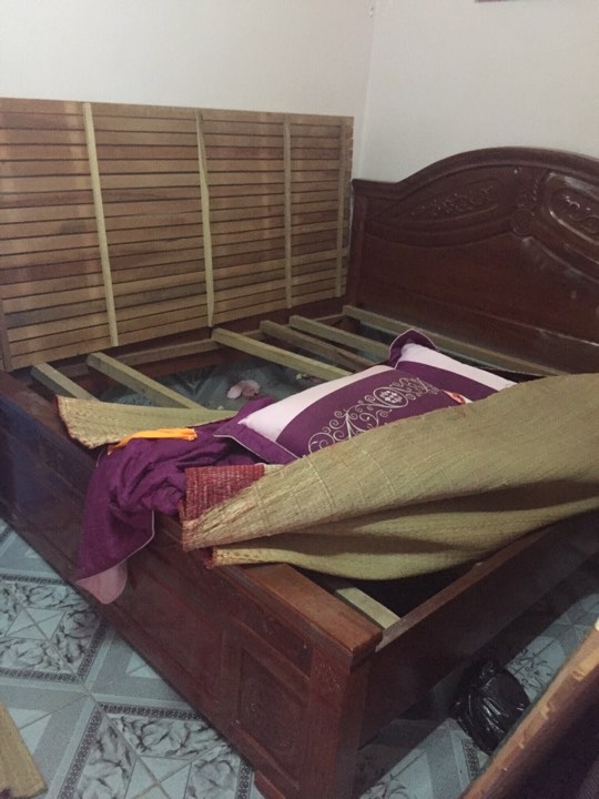 
Chiếc giường ngủ của vợ chồng anh H.
