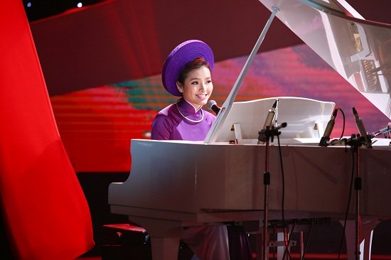 Phương Trinh Jolie trổ tài chơi piano bài Qua cầu gió bay.