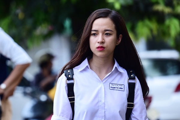 
Nhiều bạn nữ ở điểm thi trường PTTH Nguyễn Trãi (Hà Nội) chịu khó trang điểm, tô son đỏ tươi tắn khi đi thi.
