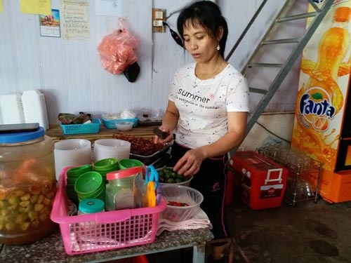 Chị Ng&acirc;n đang kể lại sự việc con trai su&yacute;t bị bắt c&oacute;c l&uacute;c rạng s&aacute;ng.
