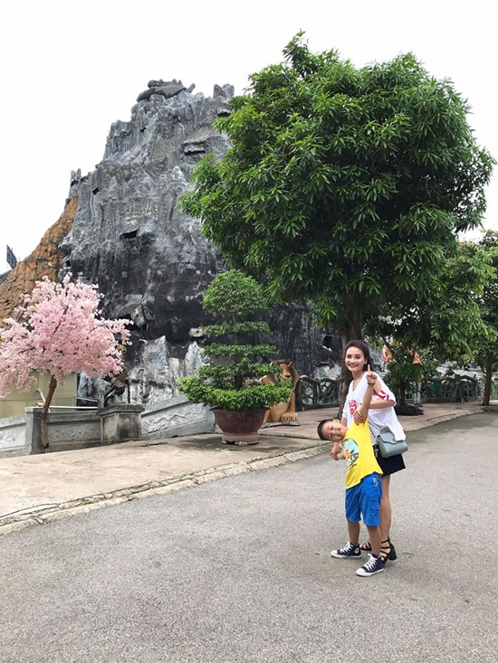 Trên trang cá nhân cách đây ít giờ, Bảo Thanh vui vẻ khoe những hình ảnh cùng con trai trong chuyến đi chơi ở ngoại thành Hà Nội. 