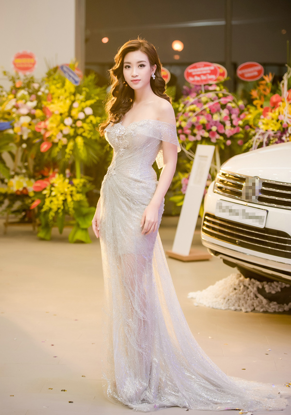 Event còn có sự tham gia của Hoa hậu Việt Nam 2016 Đỗ Mỹ Linh. Cô diện đầm xuyên thấu yêu kiều, khoe bờ vai trần và vóc dáng quyến rũ.