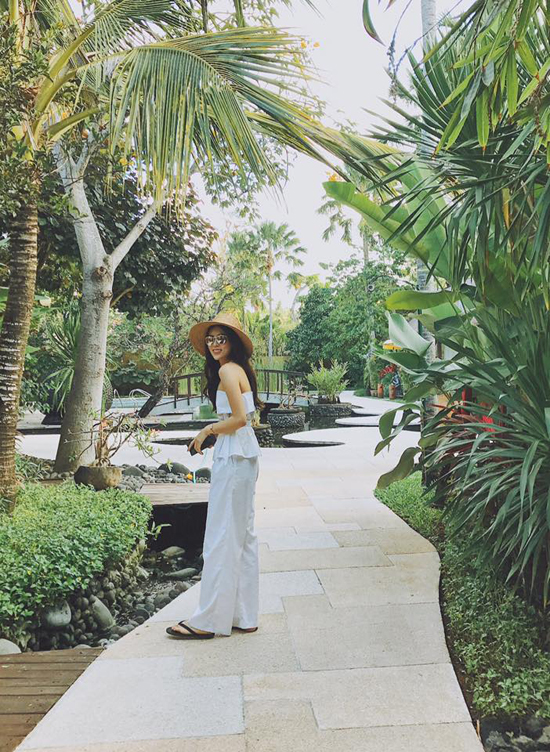 
Hoa hậu cho biết, sau đợt thi học kỳ tại Đại học Ngoại thương, cô dành thời gian nghỉ ngơi cùng bạn bè. Cô sẽ có 4 ngày khám phá thiên nhiên ở đảo Bali.
