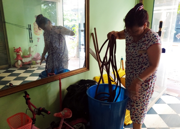 
Bà Nguyễn Như Mai cho biết, không chỉ phải bỏ tiền triệu mua nước đổ vào bể ngầm, nhiều gia đình còn phải mua cả vòi bơm, máy bơm, bình chứa nước.
