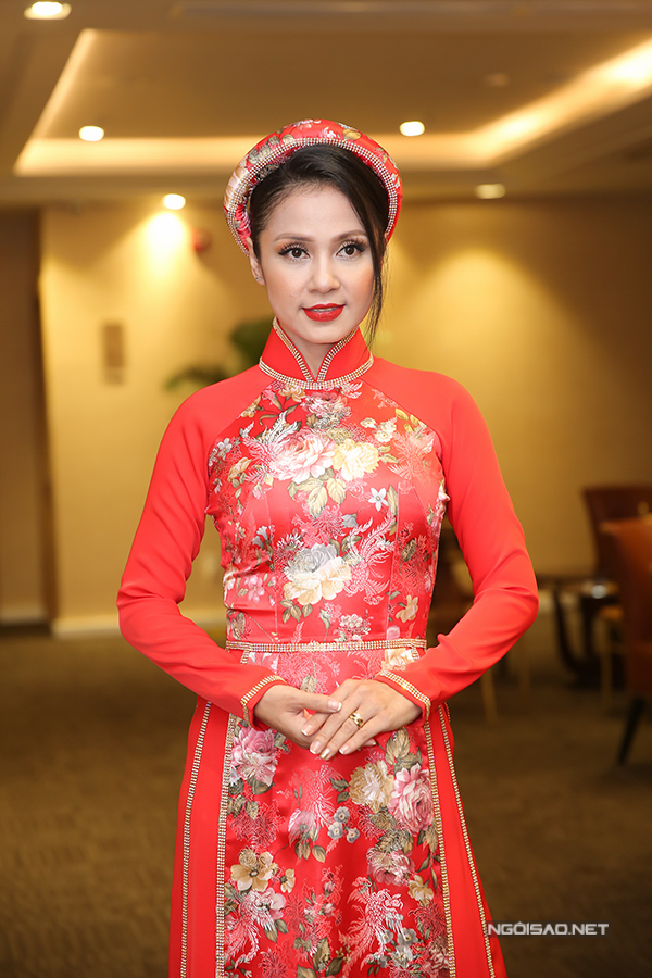 Diễn viên Việt Trinh diện áo dài đỏ rực, tới biểu diễn tại đêm tiệc dành cho các đôi uyên ương.