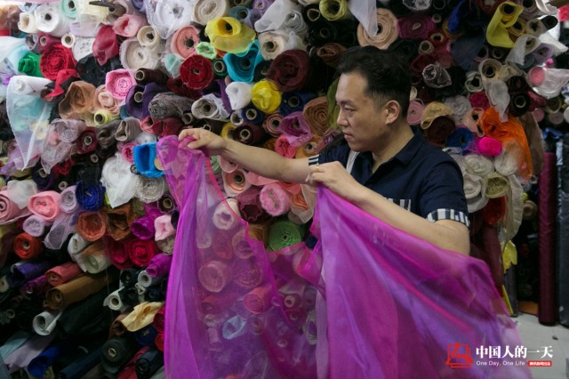 Anh tự mua vải và chọn lựa rất kỹ. (Ảnh: Internet)
