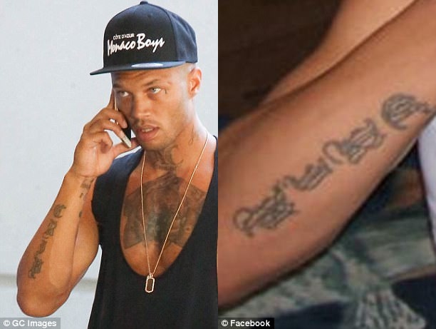 
H&igrave;nh xăm NC tr&ecirc;n cổ của Jeremy Meeks tượng trưng cho Northern Crips v&agrave; h&igrave;nh xăm giọt nước mắt cạnh kh&oacute;e mắt l&agrave; biểu tượng của một băng đảng giết ch&oacute;c. (Ảnh: dailymail)
