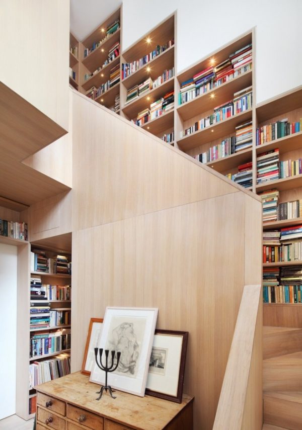 5. Thiết kế này thực sự là 1 tác phẩm nghệ thuật độc đáo. Cầu thang hoàn toàn bằng gỗ, bên cạnh là những ngăn lưu trữ sách vô cùng rộng rãi.
