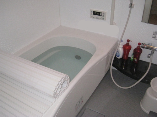 Bồn tắm chung hiện đại cũng có một bảng điều khiển nằm phía trên bồn tắm. Mọi người có thể đặt tất cả các chế độ như bao nhiêu lượng nước nóng, nhiệt độ bao nhiêu, nhiệt độ cần giữ trong bao lâu,...Sau khi nước đầy sẽ tự động ngắt và báo để chủ nhà đi tắm.