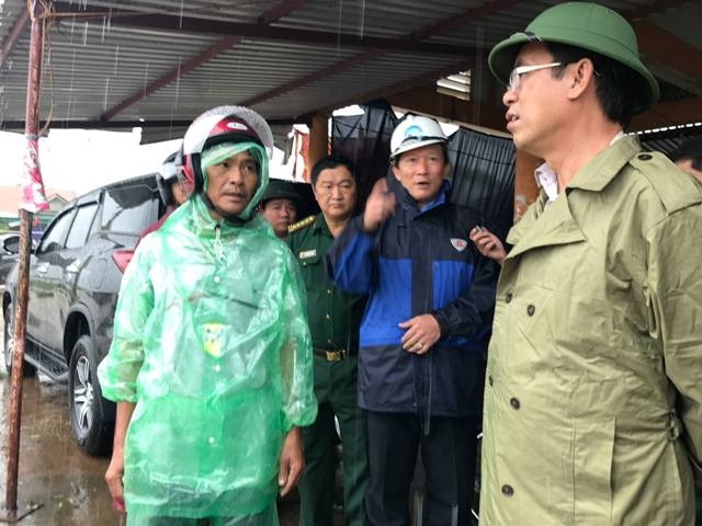 Ông Nguyễn Đức Chính, Chủ tịch UBND tỉnh Quảng Trị chỉ đạo các địa phương nhanh chóng thống kê, khắc phục hậu quả bão Sơn Ca gây ra. Ảnh: CTV