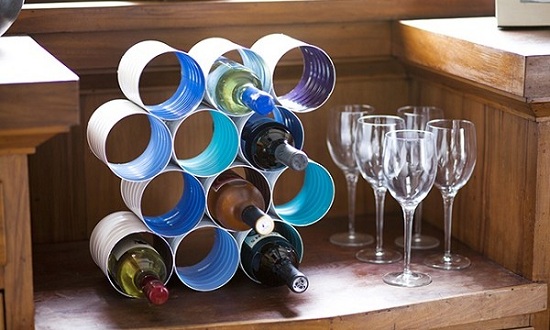 Gi&aacute; để rượu đầy s&aacute;ng tạo m&agrave; v&ocirc; c&ugrave;ng tiết kiệm đặt trong g&oacute;c b&agrave;n bếp.