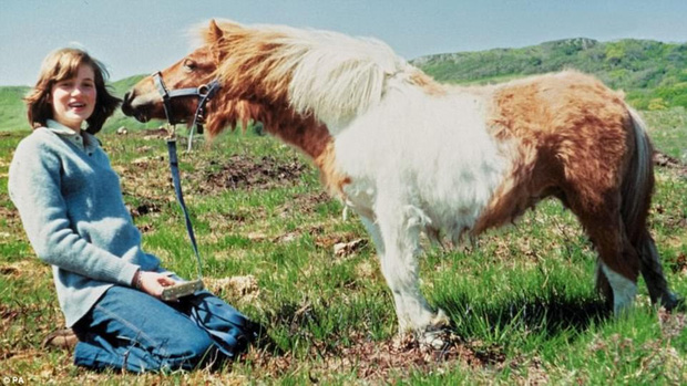 
Công nương khi mới 13 tuổi bên cạnh người bạn thân thiết là chú ngựa Souffle.
