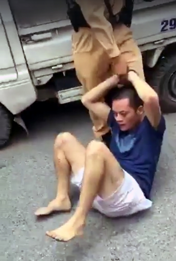 Cảnh sát giao thông can ngăn người dân quá khích, khống chế đối tượng đưa về trụ sở công an để làm rõ.
