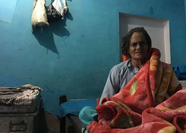 
Một người phụ nữ lớn tuổi hoảng sợ sau khi bị tấn c&ocirc;ng.
