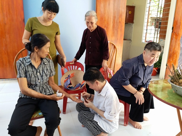 B&agrave; Lực vui mừng b&ecirc;n c&aacute;c con, b&agrave; cho biết cứ ngỡ mọi thứ như một giấc mơ.