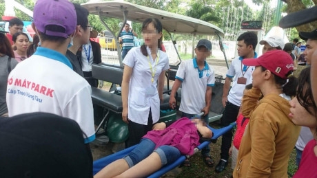 
Nạn nh&acirc;n được chuyển tới bệnh viện cấp cứu
