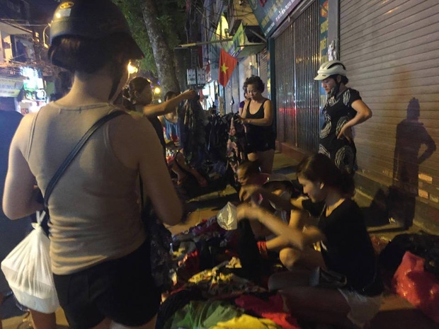 Mọi người dừng lại mua rất đ&ocirc;ng