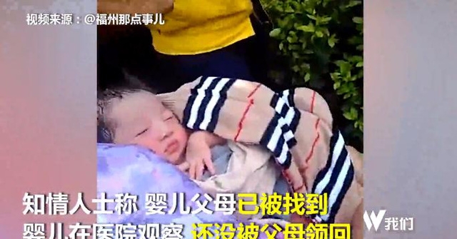 
Đứa b&eacute; được người qua đường bế trong khi chờ đội ngũ y tế.
