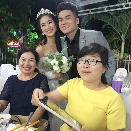 Trong tiệc cưới, Lê Phương còn thay soiree trắng, khoe bờ vai gợi cảm, sóng đôi chồng trẻ đi tiếp khách.