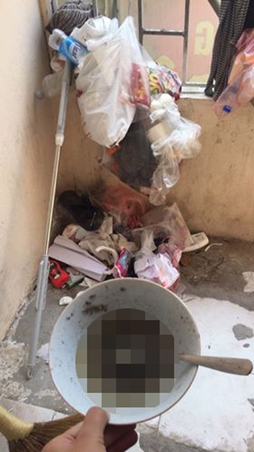 Căn phòng ngập rác, quần áo mốc meo của nữ sinh Việt 