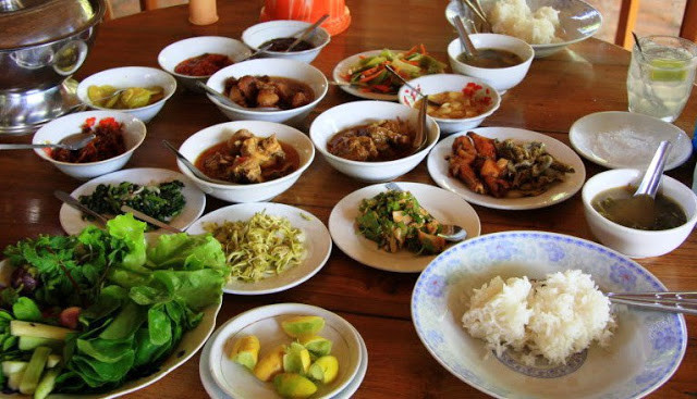 Cà ri thường được dọn cùng cơm, salad, một đĩa rau xào, một bát canh nhỏ và một đĩa to rau (sống hoặc luộc), rau thơm, cùng nhiều loại sốt chấm. Ảnh: Cambodiatravelforum.
