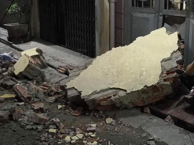 Mảng tường lớn dài khoảng 1m, chiều dài hơn 20cm đổ xuống cửa ngôi nhà 35 ngõ 128C Đại La.