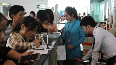 H&agrave;nh kh&aacute;ch l&agrave;m thủ tục check-in tại s&acirc;n bay Vinh 