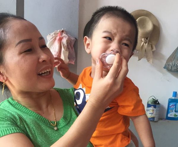B&eacute; được nhiều người trong gia đ&igrave;nh b&agrave; Nhi chăm s&oacute;c.