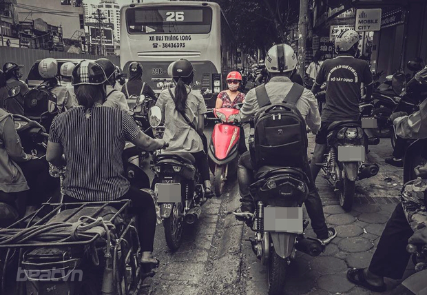 
Người phụ nữ điềm nhi&ecirc;n khoanh tay, dừng đỗ xe ngược chiều ngăn cản c&aacute;c phương tiện kh&aacute;c đang lưu th&ocirc;ng tr&ecirc;n đường.
