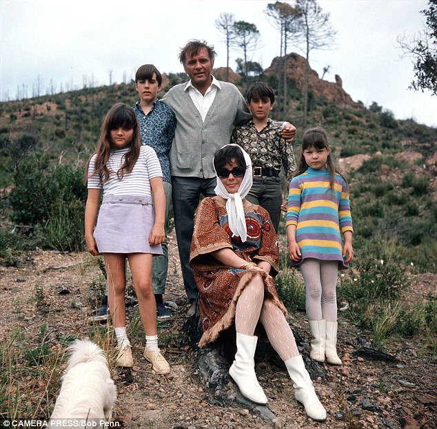 
Gia đình Burton và Taylor vào năm 1967.
