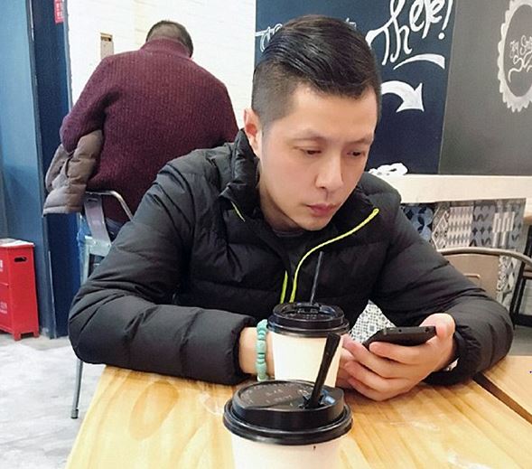 
Nh&igrave;n kiểu đầu undercut s&agrave;nh điệu v&agrave; c&aacute;ch ăn mặc chẳng ai nghĩ người đ&agrave;n &ocirc;ng n&agrave;y đ&atilde; qua tuổi 47.
