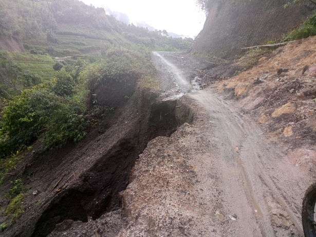 Con đường vào trường bị sạt lở đất do mưa lớn nghiêm trọng.