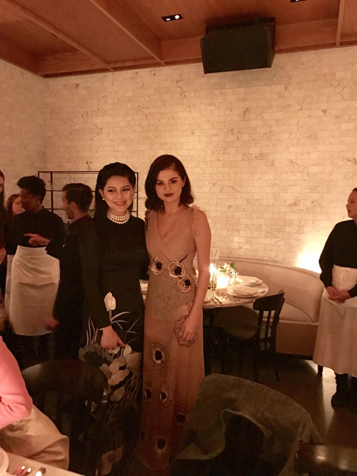 Selena diện bộ cánh xuyên thấu, trang điểm đậm.