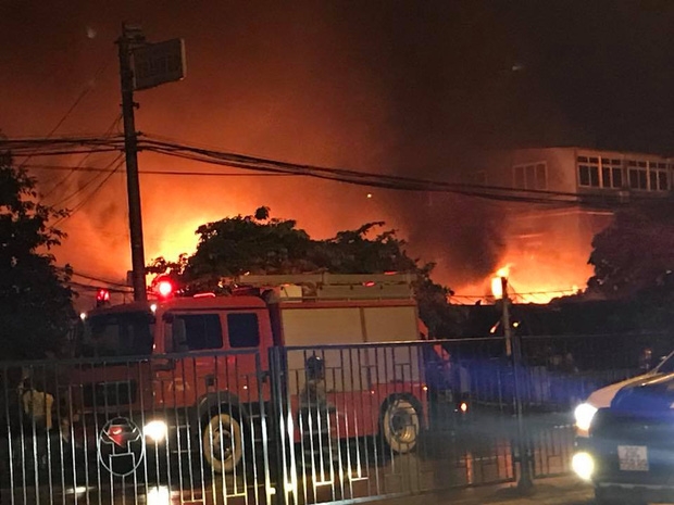 
Hàng chục xe cứu hỏa được điều động dập tắt đám cháy. Ảnh Vũ Hoàng
