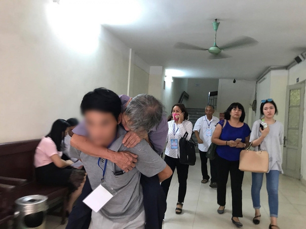 Phiên tòa kết thúc, bị cáo được người thân cõng ra xe về nhà.