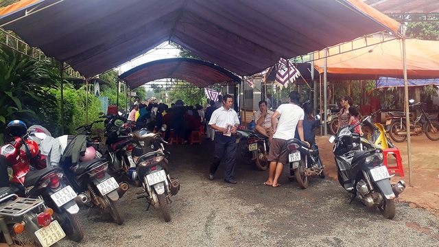Nhiều người d&acirc;n v&agrave; bạn b&egrave; đến viếng nữ sinh xấu số tại căn nh&agrave; nằm s&acirc;u trong hẻm - Ảnh: Xu&acirc;n An