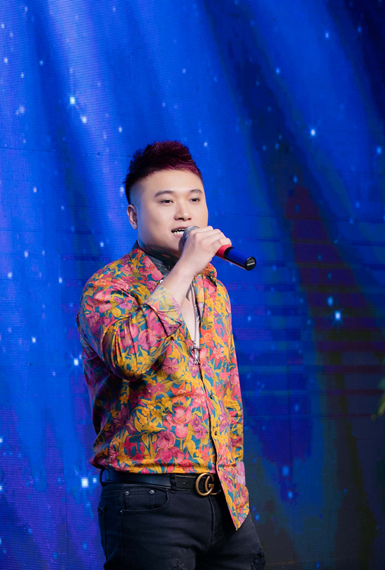 Ca sĩ Vũ Duy Khánh cũng tham gia trình diễn trong sự kiện tối qua.