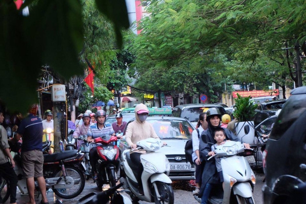 Tại đoạn đường Lê Văn Lương, dòng người ngược chiều tìm lối đi sau mưa.