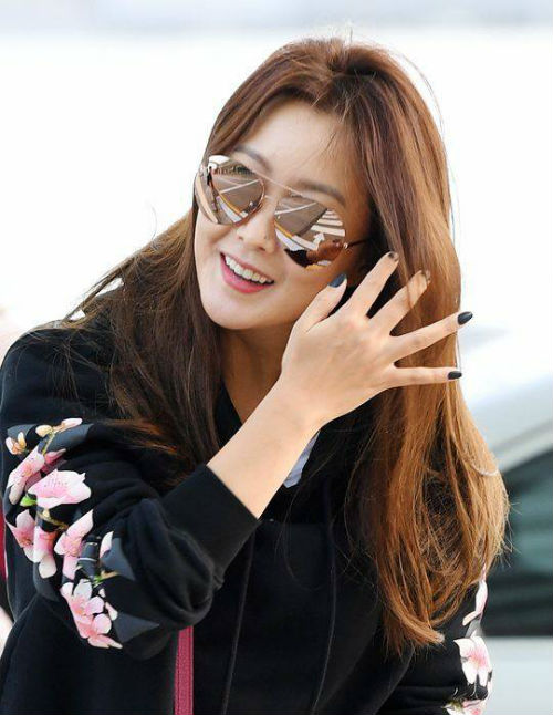 Hình ảnh Kim Hee Sun tươi tắn tại sân bay quốc tế Incheon, Hàn Quốc trước khi bắt chuyến bay sang Việt Nam.
