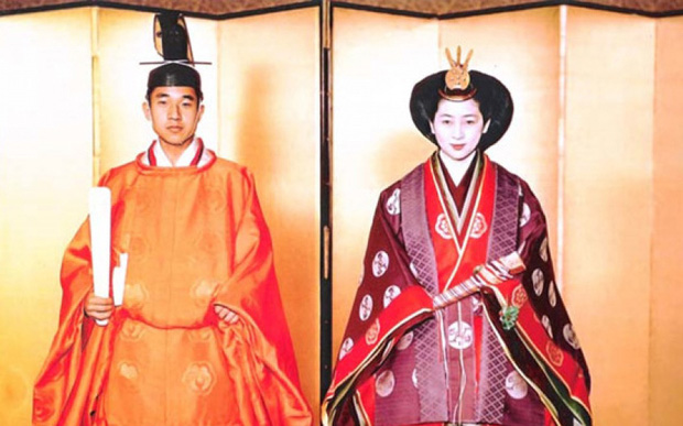 
Bộ kimono cưới truyền thống của Michiko nặng tới 15kg và bà mất tới 3 giờ đồng hồ để mặc nó.
