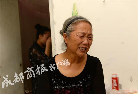 
... v&agrave; b&agrave; Vương đều muốn chị Hồng đi lấy chồng kh&aacute;c cho đỡ khổ.
