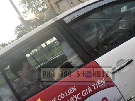 Hình ảnh được cho là Kim Lý rời khỏi chiếc xe sang trọng của Hồ Ngọc Hà để bắt taxi về