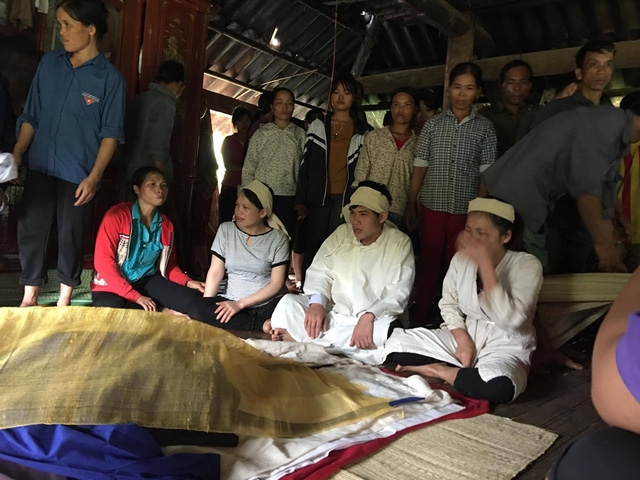 Gia đình đang lo hậu sự cho ông Đinh Công Sinh, xóm Khanh xã Phú Cường - Ảnh: XUÂN LONG