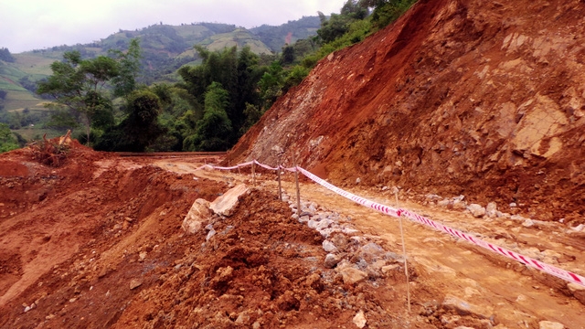 Đường lên huyện Trạm Tấu sạt lở nghiêm trọng. Nhiều đoạn, taluy bằng kim loại bị cuốn bay, thay vào đó, lực lượng chức năng dùng cọc tre và dây để cảnh báo.