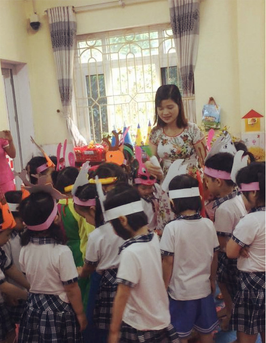 
Nữ gi&aacute;o vi&ecirc;n được c&aacute;c trẻ mầm non y&ecirc;u mến như mẹ m&igrave;nh.
