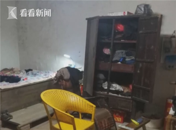 Ông Kim cầm nhầm túi tiền âm phủ thay vì tiền thật.