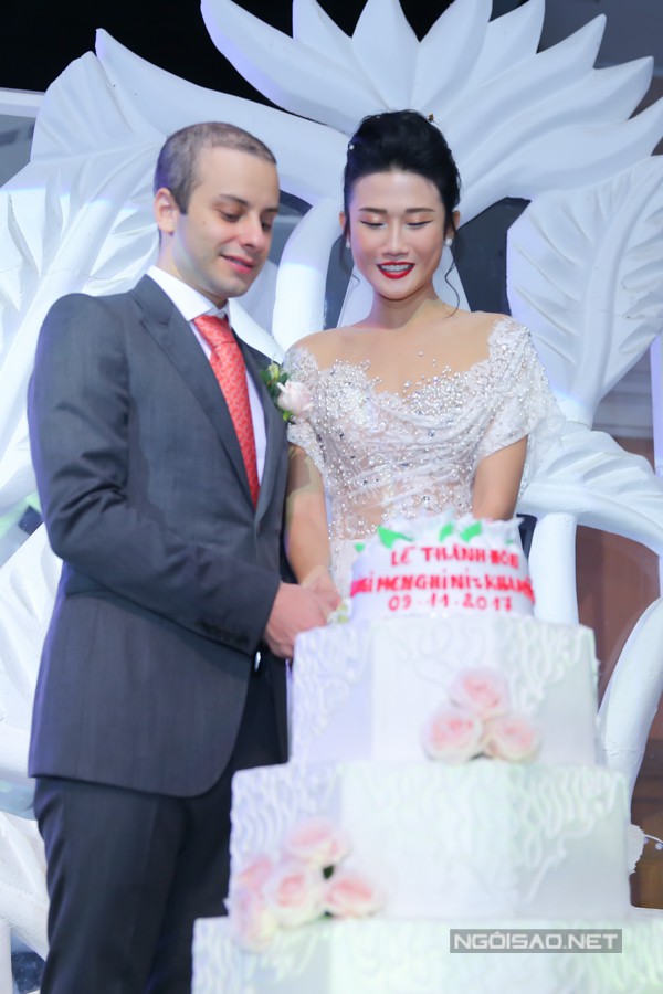 Đám cưới của Kha Mỹ Vân được tổ chức trong không gian sang trọng và ấm cúng của một nhà hàng tiệc cưới thuộc Q5, TP HCM.
