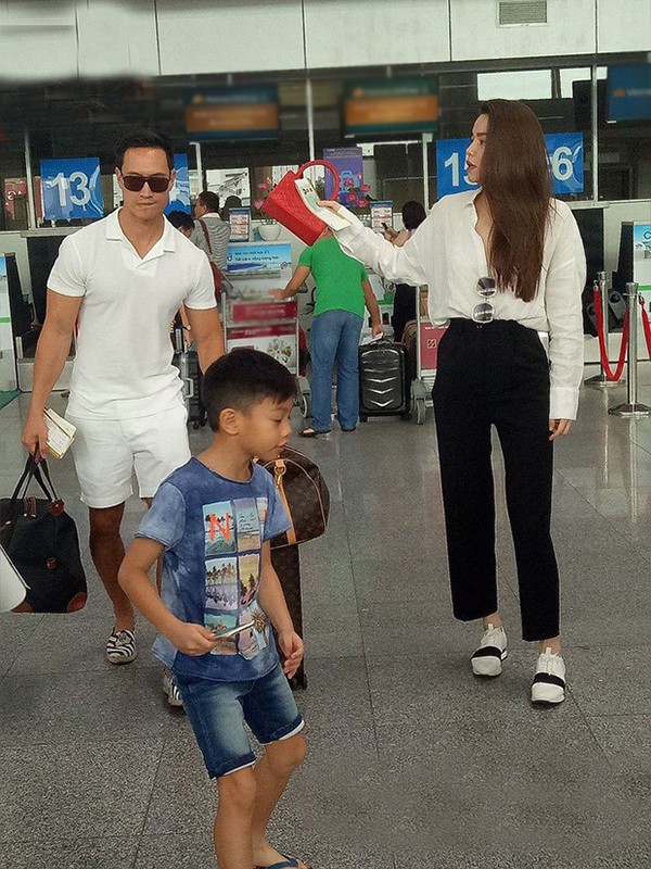 Đến đầu tháng 9, Hồ Ngọc Hà và Kim Lý lại bị bắt gặp đi cùng nhau và bé Subeo tại sân bay. Hình ảnh này được cho là đã chụp nhân dịp Kim Lý - Hồ Ngọc Hà đi nghỉ tại Đà Nẵng dịp 2/9.