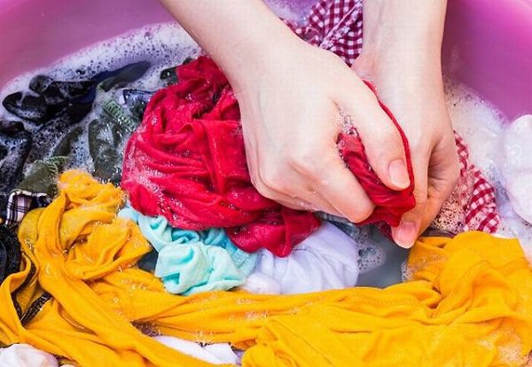 Chị em cũng cần chú ý phân loại quần áo khác màu, không nên giặt quần áo ở nhiệt độ nước quá cao.