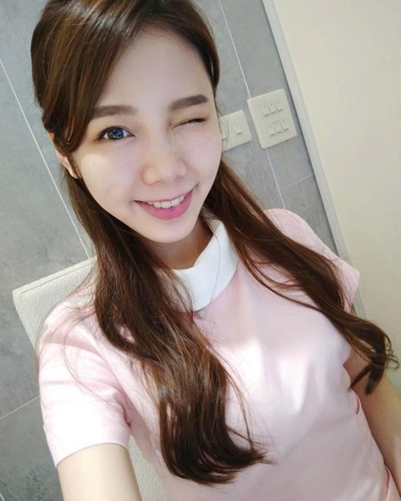Ning c&oacute; th&oacute;i quen selfie ở chỗ l&agrave;m trong thời gian rảnh rỗi.